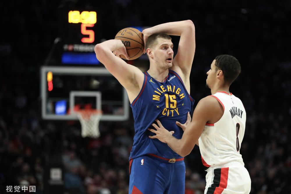 以其坚韧的 以其坚韧的